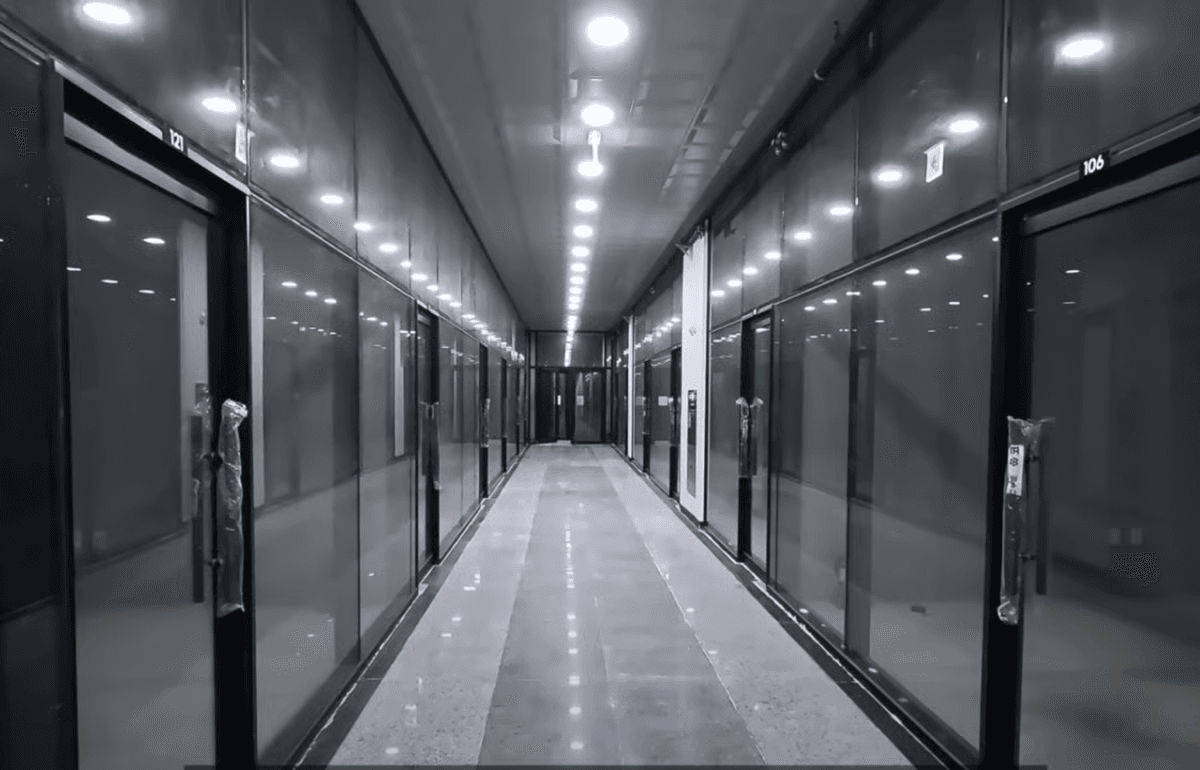 강남구청역 1번출구 앞 상가